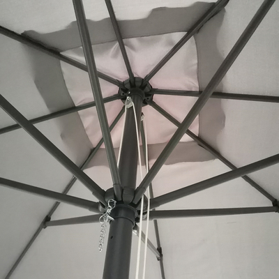 Crie uma atmosfera serena no jardim do hospital com um guarda-chuva dobrável